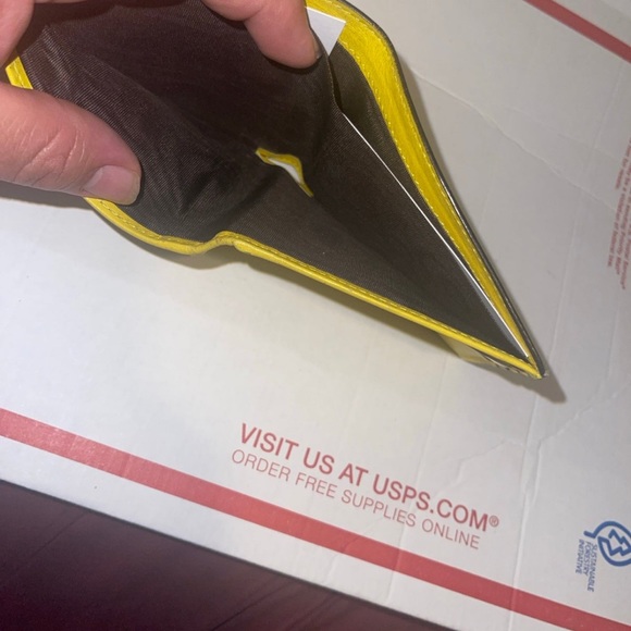 New Gucci wallet has a distressed look - Picture 6 of 11